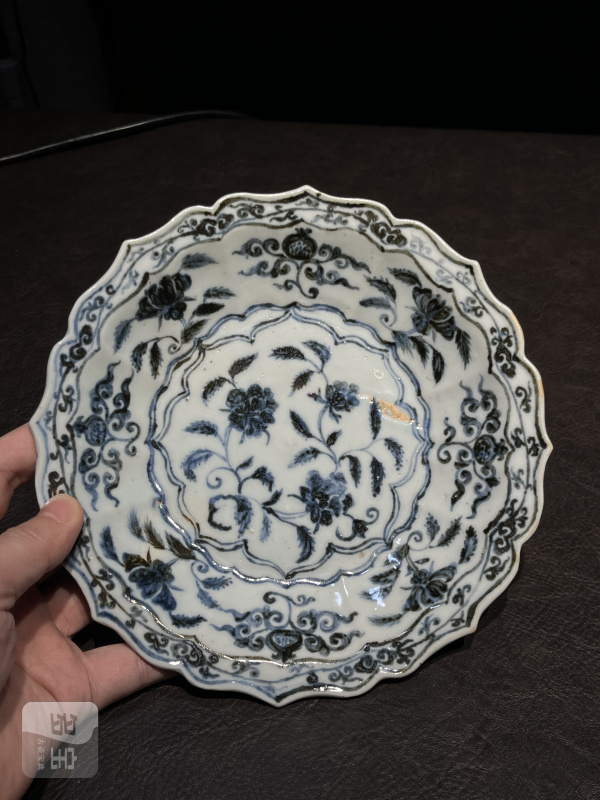 明宣德 青花折枝月季花瑞果纹菱花盘 - 图4